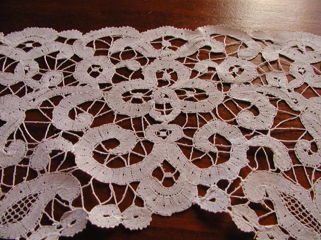 Wonderful and very large collar with Renaissance lace