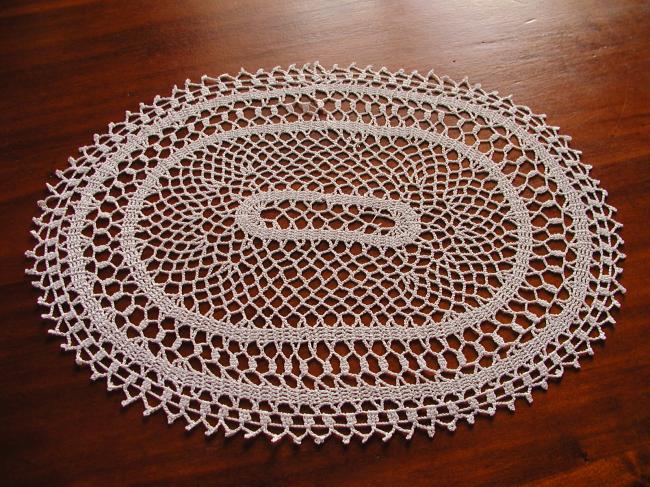 Très grâcieux napperon ovale en dentelle de crochet