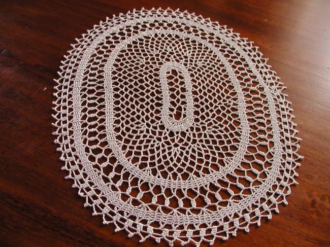 Très grâcieux napperon ovale en dentelle de crochet