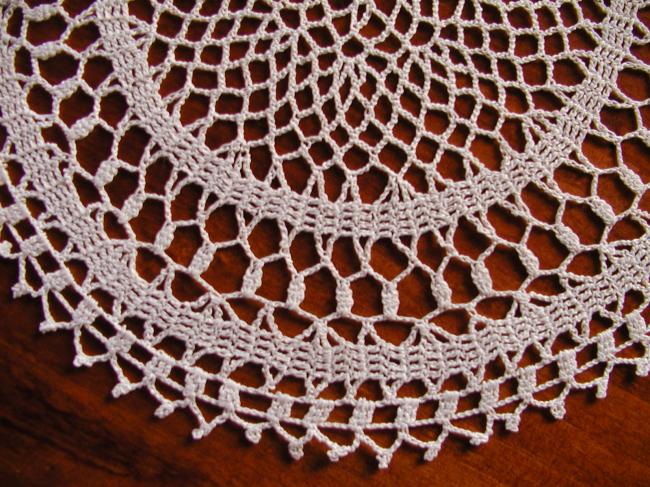 Très grâcieux napperon ovale en dentelle de crochet