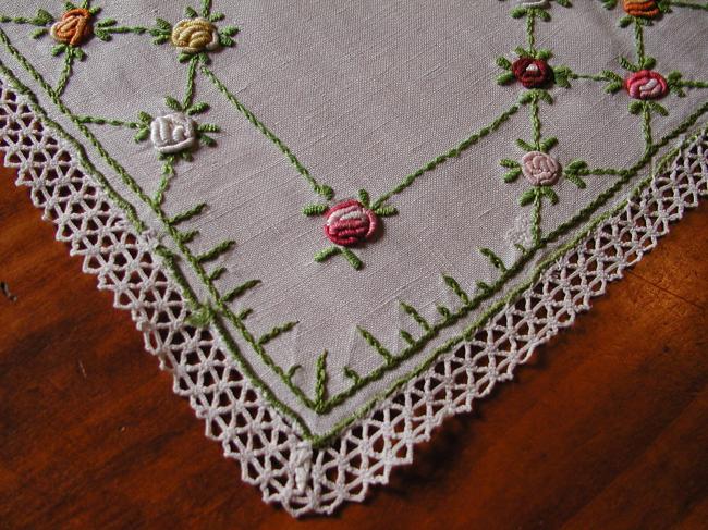 Very cute table centre with embroidered roses