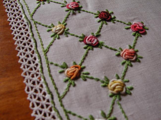 Very cute table centre with embroidered roses