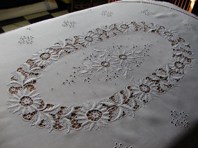 Gorgeous tablecloth with somptuous hand made white and open embroidery