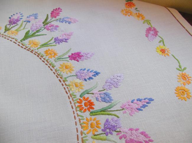 Merveilleuse nappe richement brodée de jacinthes sauvages & petites fleurs