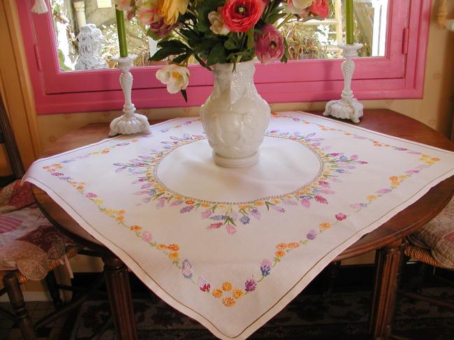 Merveilleuse nappe richement brodée de jacinthes sauvages & petites fleurs