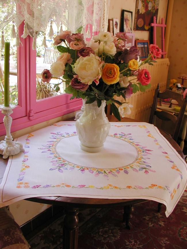 Merveilleuse nappe richement brodée de jacinthes sauvages & petites fleurs