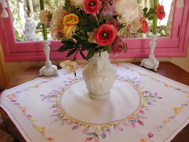 Merveilleuse nappe richement brodée de jacinthes sauvages & petites fleurs