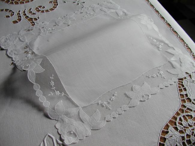 Très beau mouchoir en dentelle tulle rebrodé et appliqués