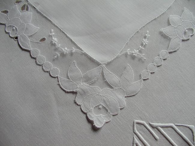 Très beau mouchoir en dentelle tulle rebrodé et appliqués