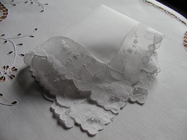 Très beau mouchoir en dentelle tulle rebrodé et appliqués