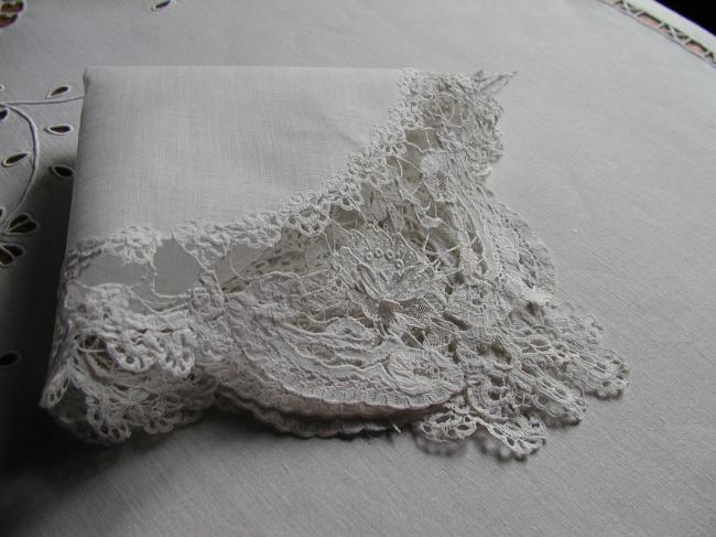 Rare et superbe mouchoir en dentelle Princesse et tulle rebrodé