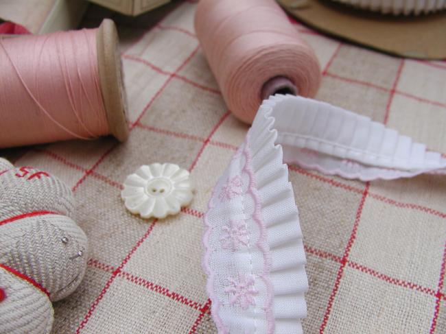 Superbe ruban brodé fleur terminé d'un plissé, coton, rose clair & blanc 20mm