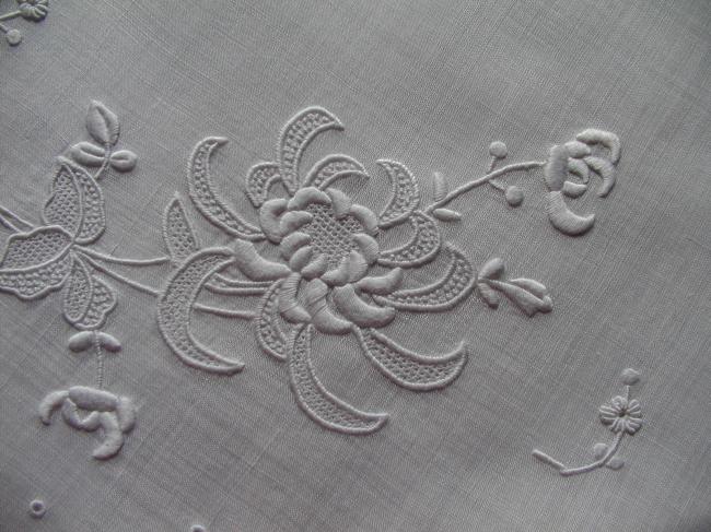 Wonderful Pinã table centre with gorgeous white embroidery of peonies