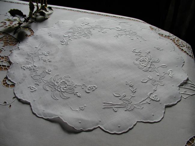 Wonderful Pinã table centre with gorgeous white embroidery of peonies