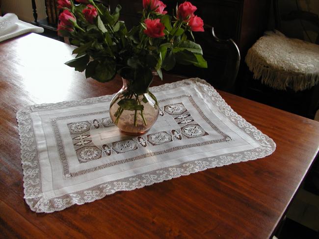 Spectacular Pinã table centre or trolley mat with wonderful Teneriff embroidery