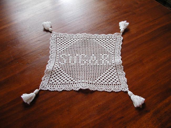 Gracieux napperon en crochet marqué "sugar" avec des pompons