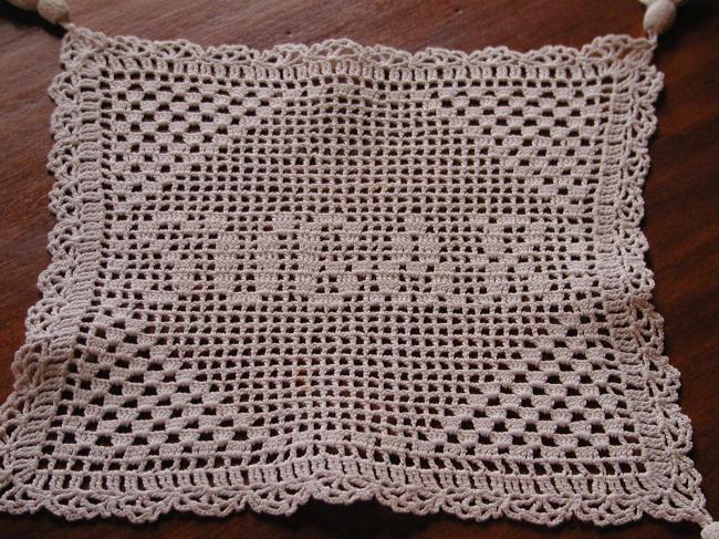 Gracieux napperon en crochet marqué "sugar" avec des pompons