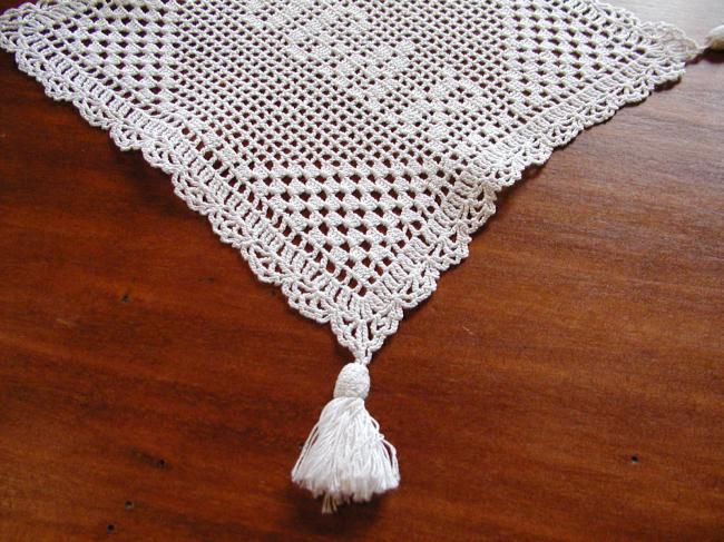 Gracieux napperon en crochet marqué "sugar" avec des pompons