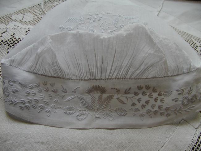 Splendeur de bonnet avec broderie Appenzel sur linon 19ème siècle