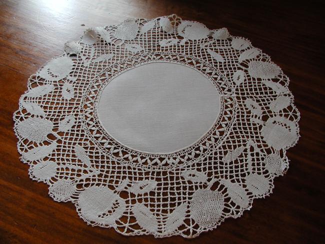 Gorgeous bobbin lace table centre with fruits