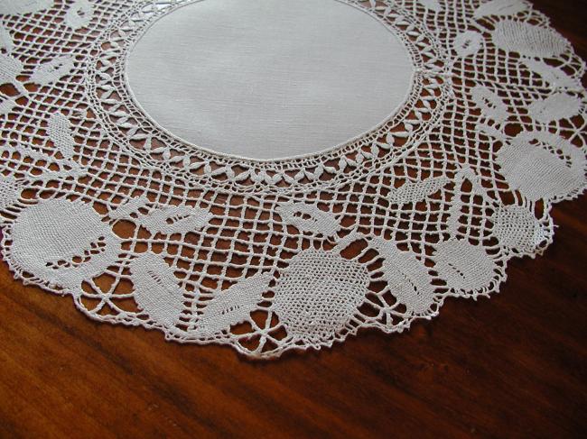 Gorgeous bobbin lace table centre with fruits