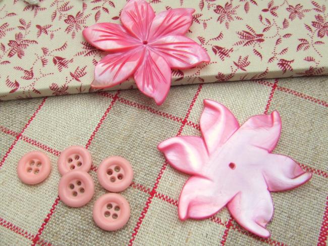 Merveilleux bobinoir en nacre rose ciselée en forme de clématite