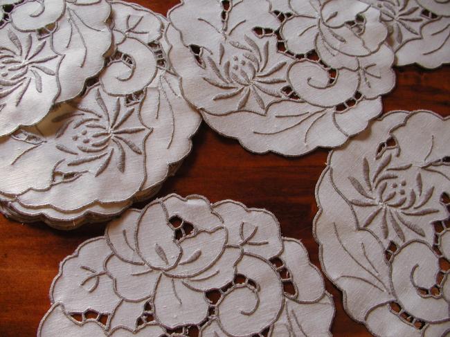 Superbe service de présentation d'assiette de 12 pièces brodées de pivoines