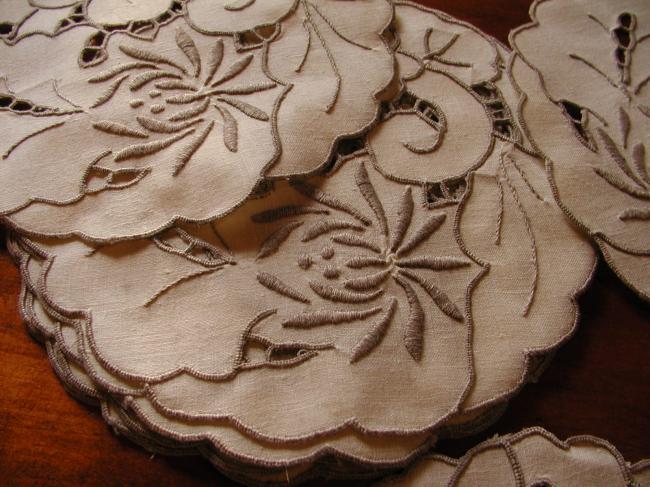 Superbe service de présentation d'assiette de 12 pièces brodées de pivoines