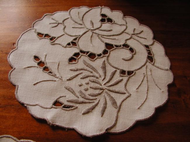 Superbe service de présentation d'assiette de 12 pièces brodées de pivoines