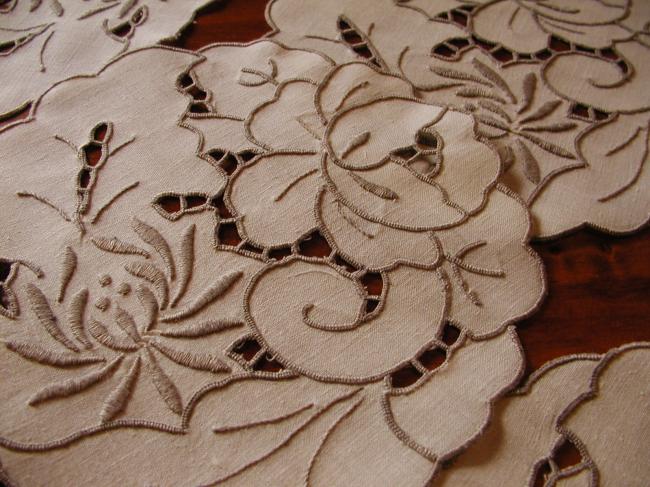 Superbe service de présentation d'assiette de 12 pièces brodées de pivoines