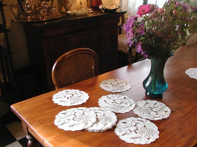 Superbe service de présentation d'assiette de 12 pièces brodées de pivoines