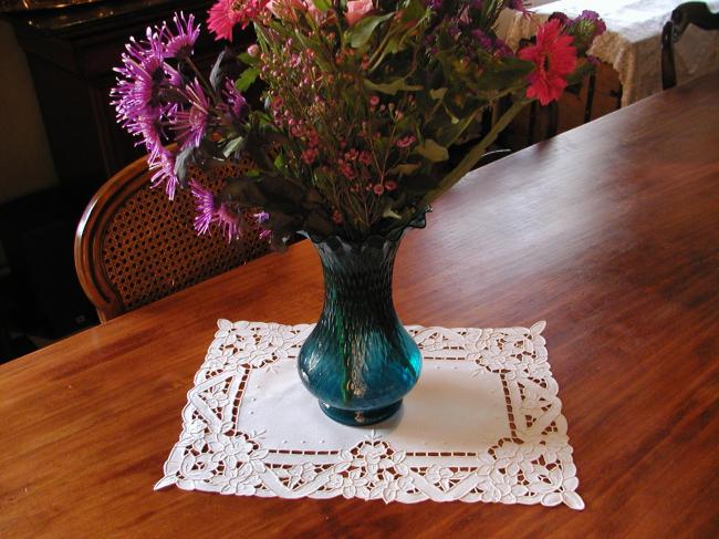 So pretty trolley mat with Richelieu embroidered daffodils