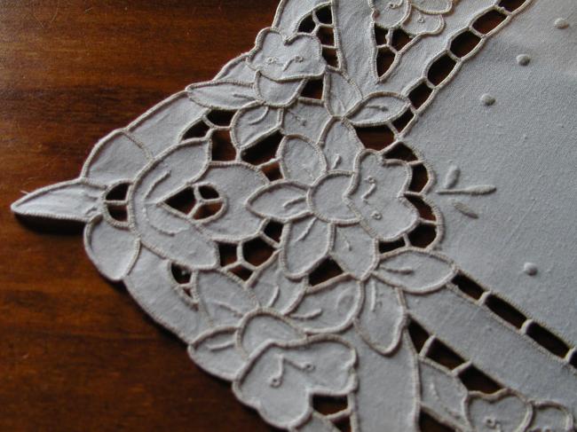 So pretty trolley mat with Richelieu embroidered daffodils