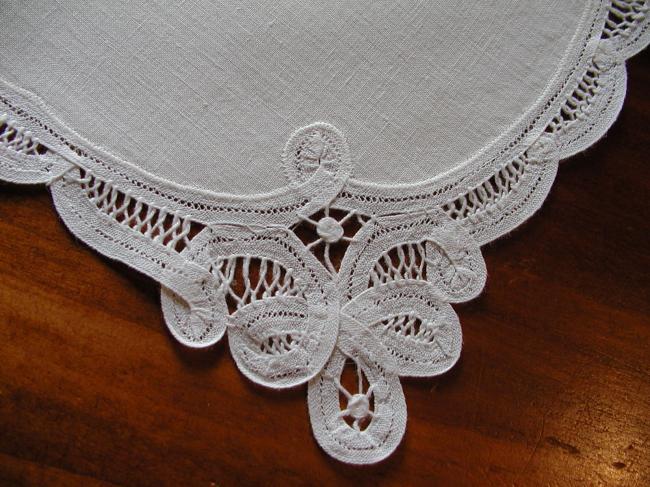 Lovely trolley mat with Renaissance lace