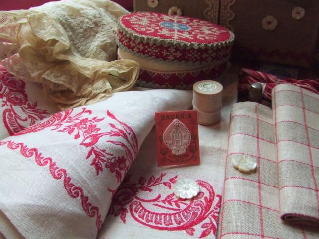 Adorable monogramme MH ou WH dans un cartouche ajouré en fine batiste 1900-20