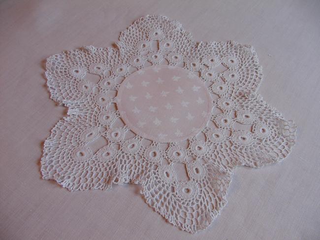 Très beau napperon étoile en damassé de petites feuilles et dentelle de guipure