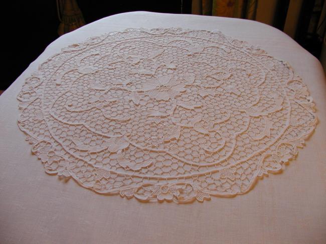 Marvellous oval Venezia lace table centre