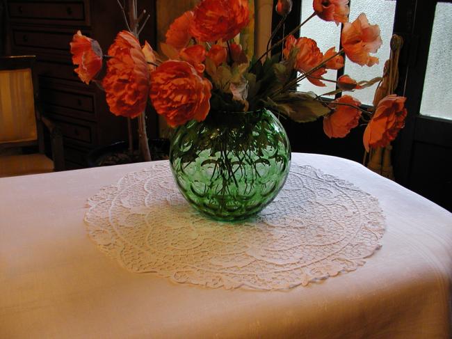 Marvellous oval Venezia lace table centre