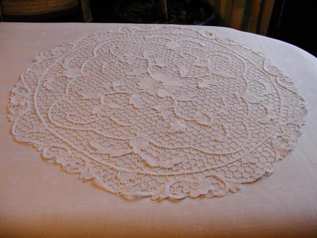 Marvellous oval Venezia lace table centre