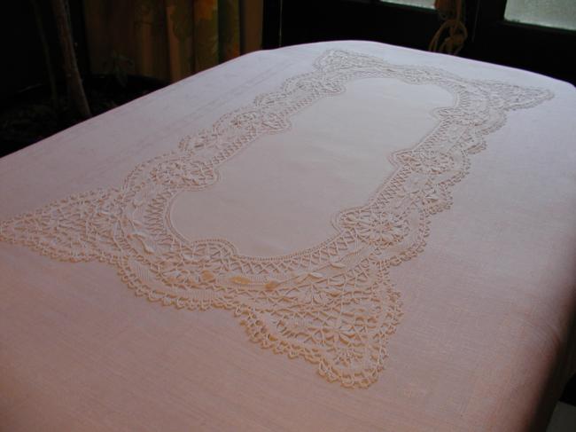 Très beau chemin de table avec pourtour de dentelle de Cluny