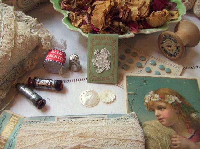 Magnifique monogramme D dans un cartouche ajouré de fine batiste 1900-20