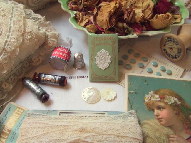 Gracieux monogramme D dans un cartouche ajouré en fine batiste 1900-20