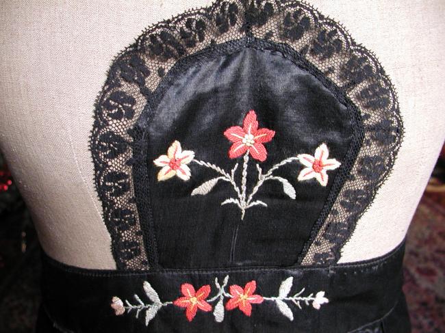 Superbe tablier de soubrette en satin de soie brodé de fleurs 19ème siècle
