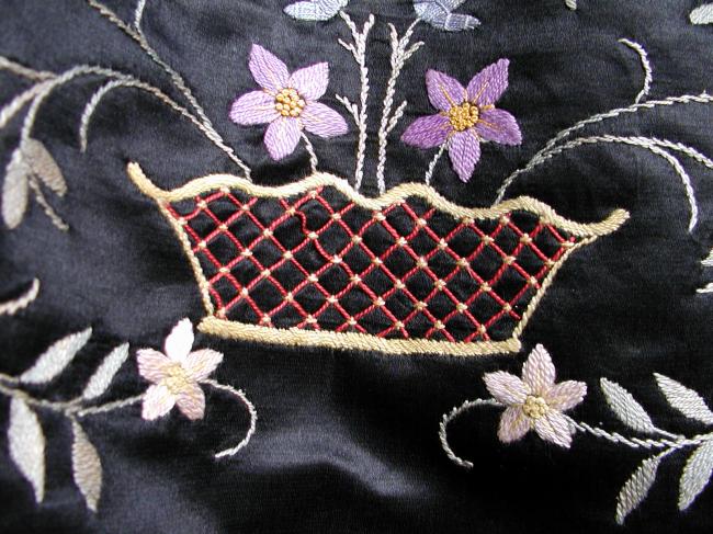 Superbe tablier de soubrette en satin de soie brodé de fleurs 19ème siècle
