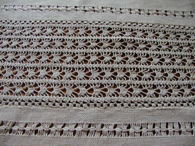 Petit rideau en étamine de coton avec très belle dentelle de crochet 1900