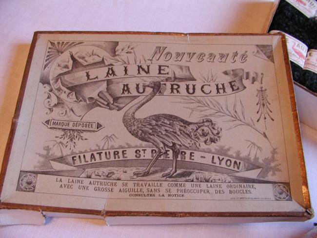 Rare boite ancienne contenant de la laine d'Autruche de la filature St Pierre