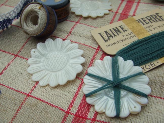 Superbe bobinoir en nacre blanche ciselée en forme de marguerite stylisée