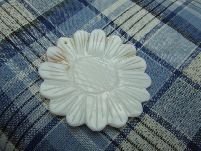 Superbe bobinoir en nacre blanche ciselée en forme de marguerite stylisée