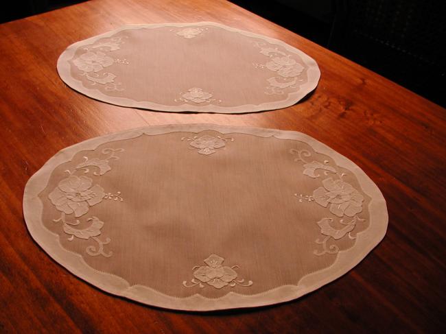 2 charmants sets de table en organdi brodé d'appliqués