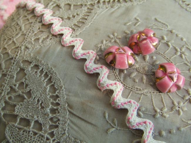 Joli galon croquet en coton blanc souligné d'une couture rose zig-zag(10mm)